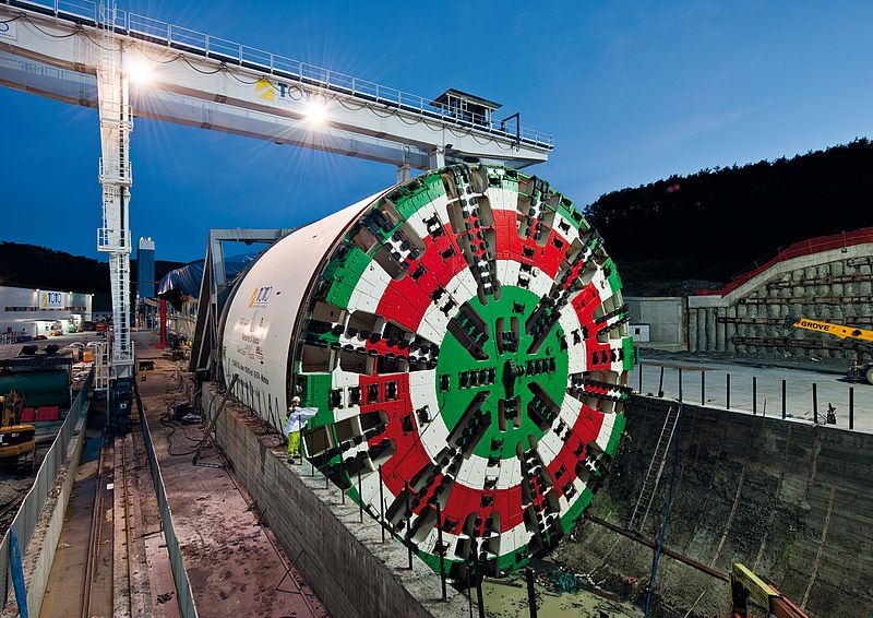 Jobsite assembly of the at that time world's largest TBM for the Sparvo road tunnel in Italy, EPB Shield, Ø 15,550 mm
