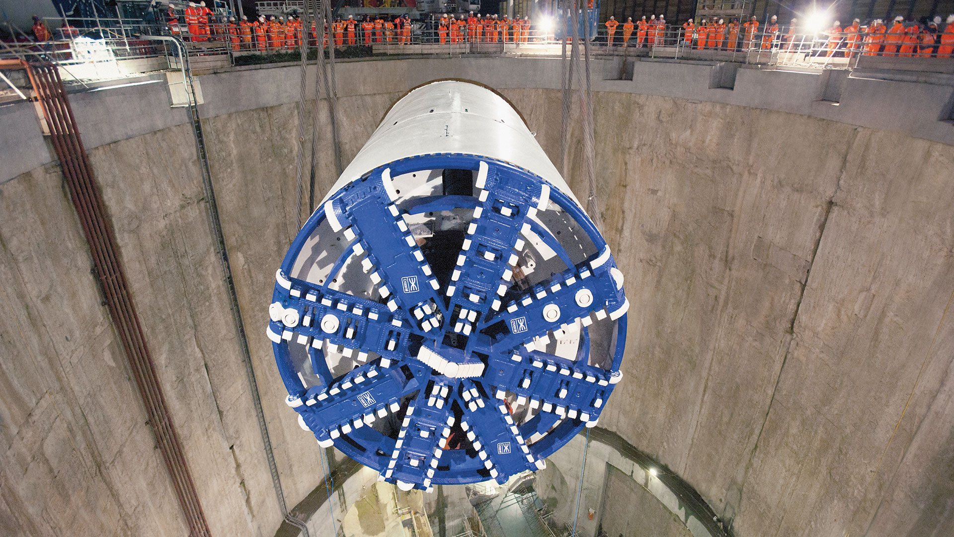 带蓝色切割轮的 EPB 护盾被放入主轴的图像